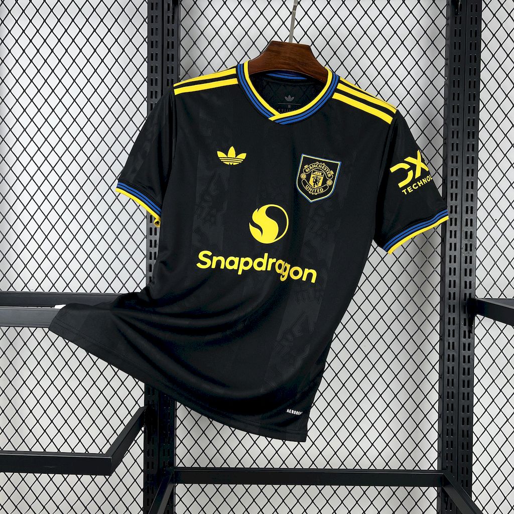 Tercera equipación del Manchester United 2025/26