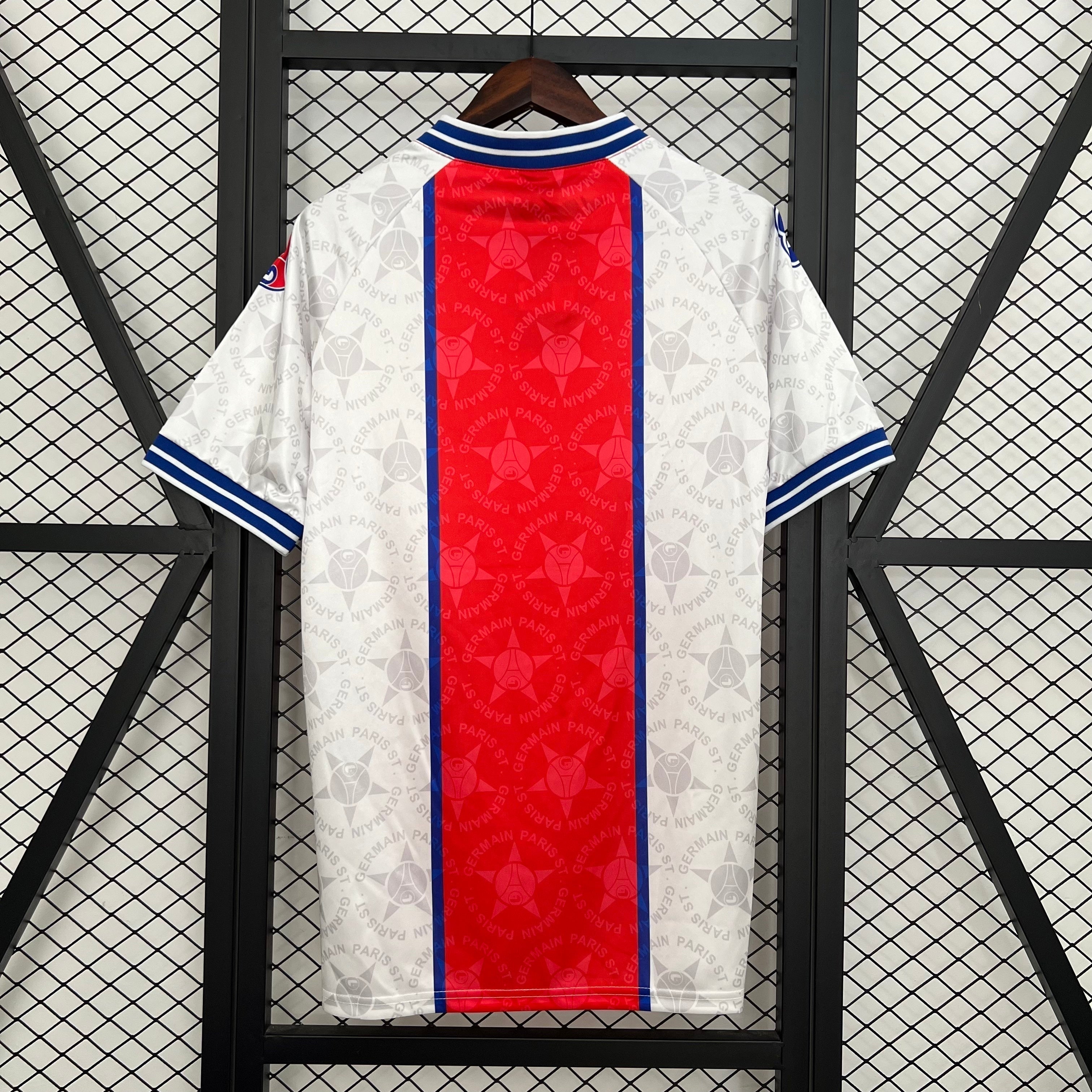 Camiseta retro de visitante del Paris Saint-Germain 1994/95