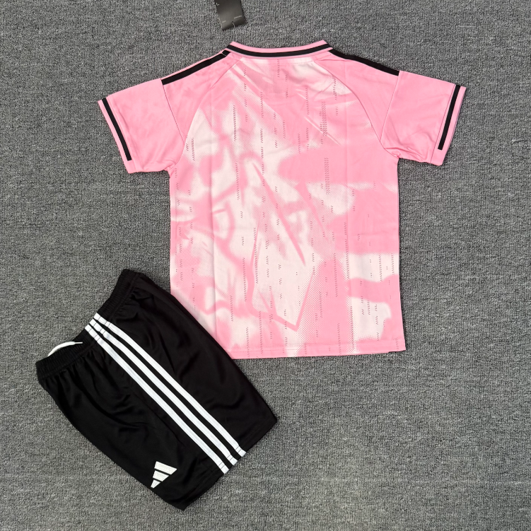 Conjunto infantil del Real Madrid 25/26 rosa