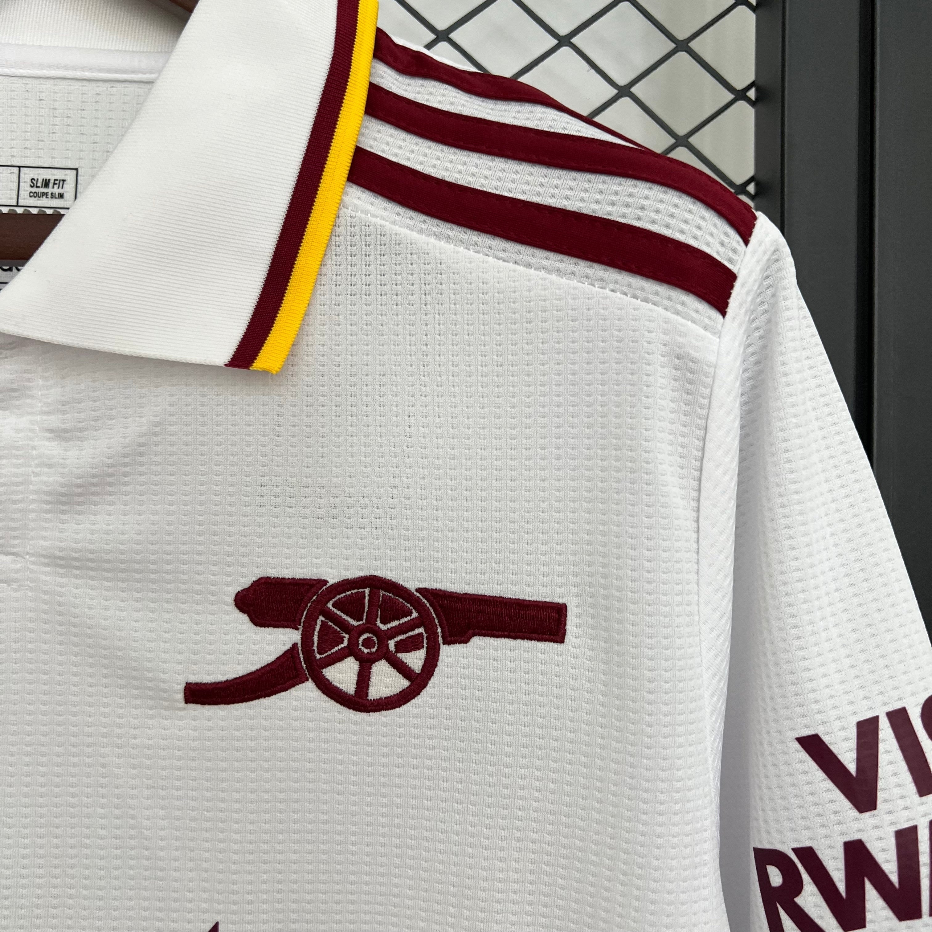 Tercera equipación del Arsenal 2025/26