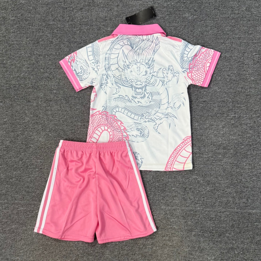 Conjunto infantil especial del Real Madrid 25/26: Polo rosa.
