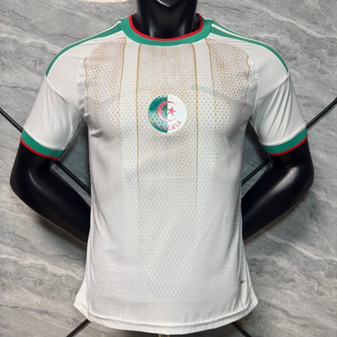 Jugador con camiseta de local de Argelia 25/26