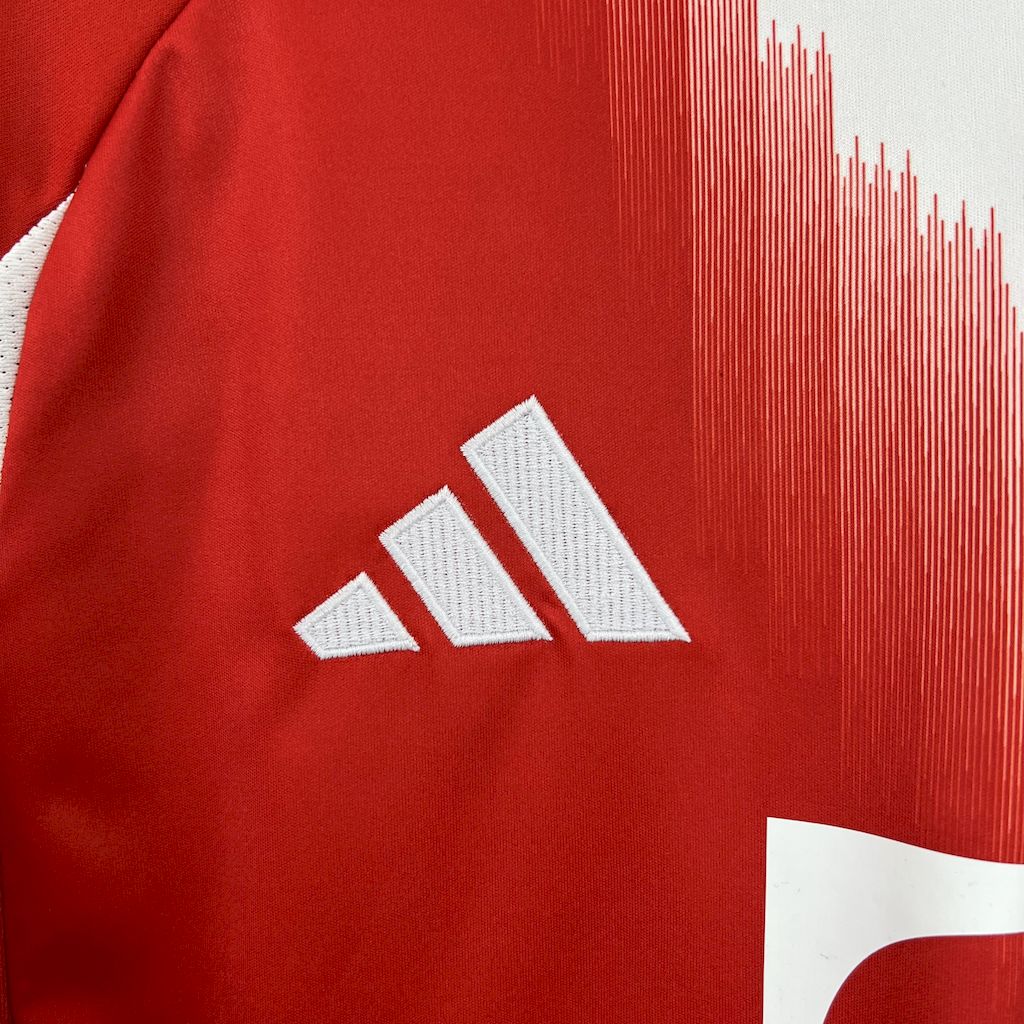 Camiseta local del Bayern de Múnich 2025/26