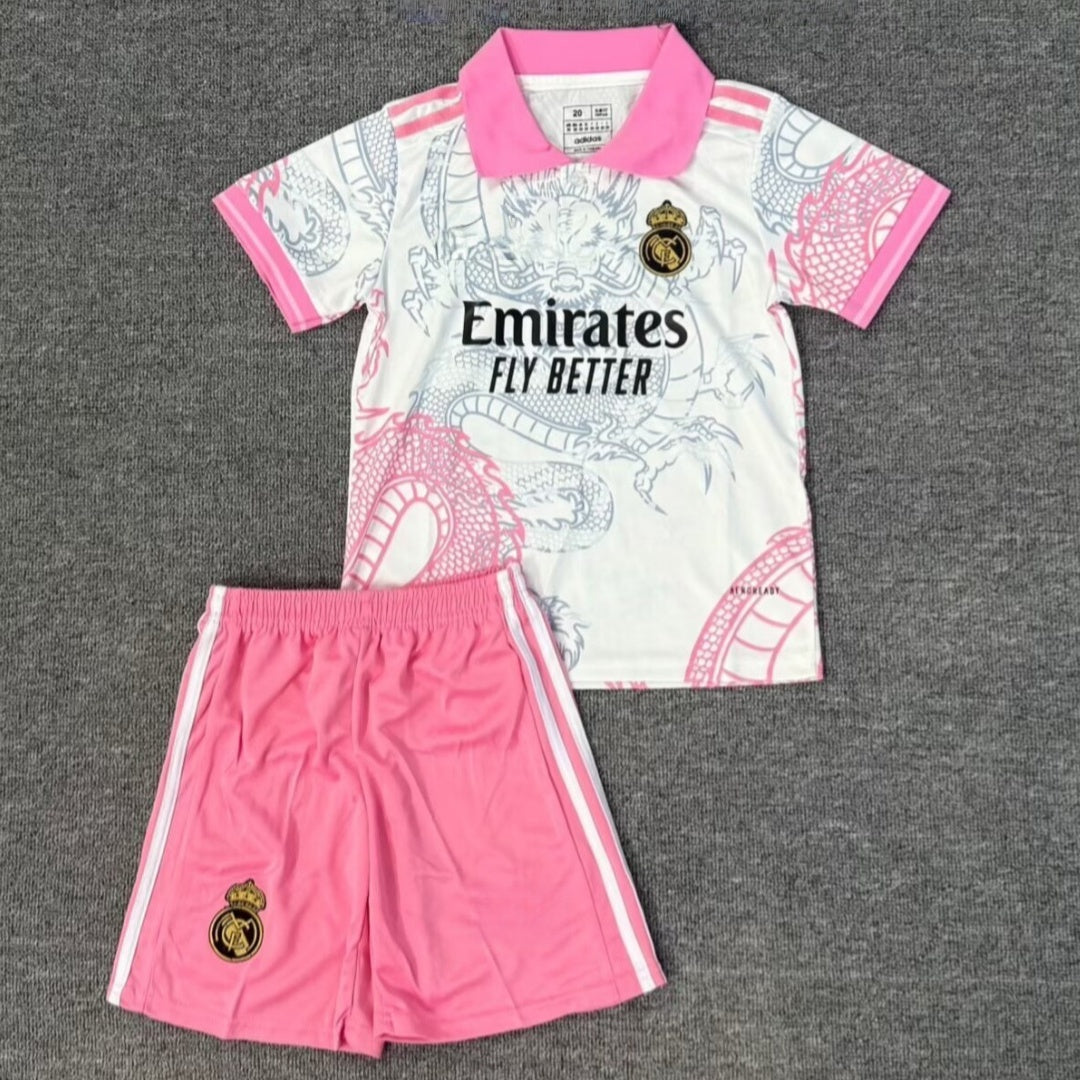 Conjunto infantil especial del Real Madrid 25/26: Polo rosa.