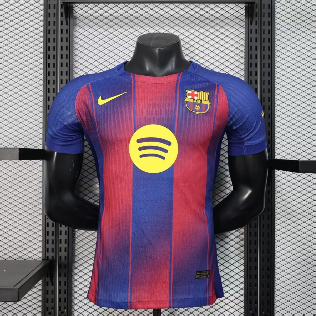 Jugador con la camiseta local del Barcelona (temporada 25/26)