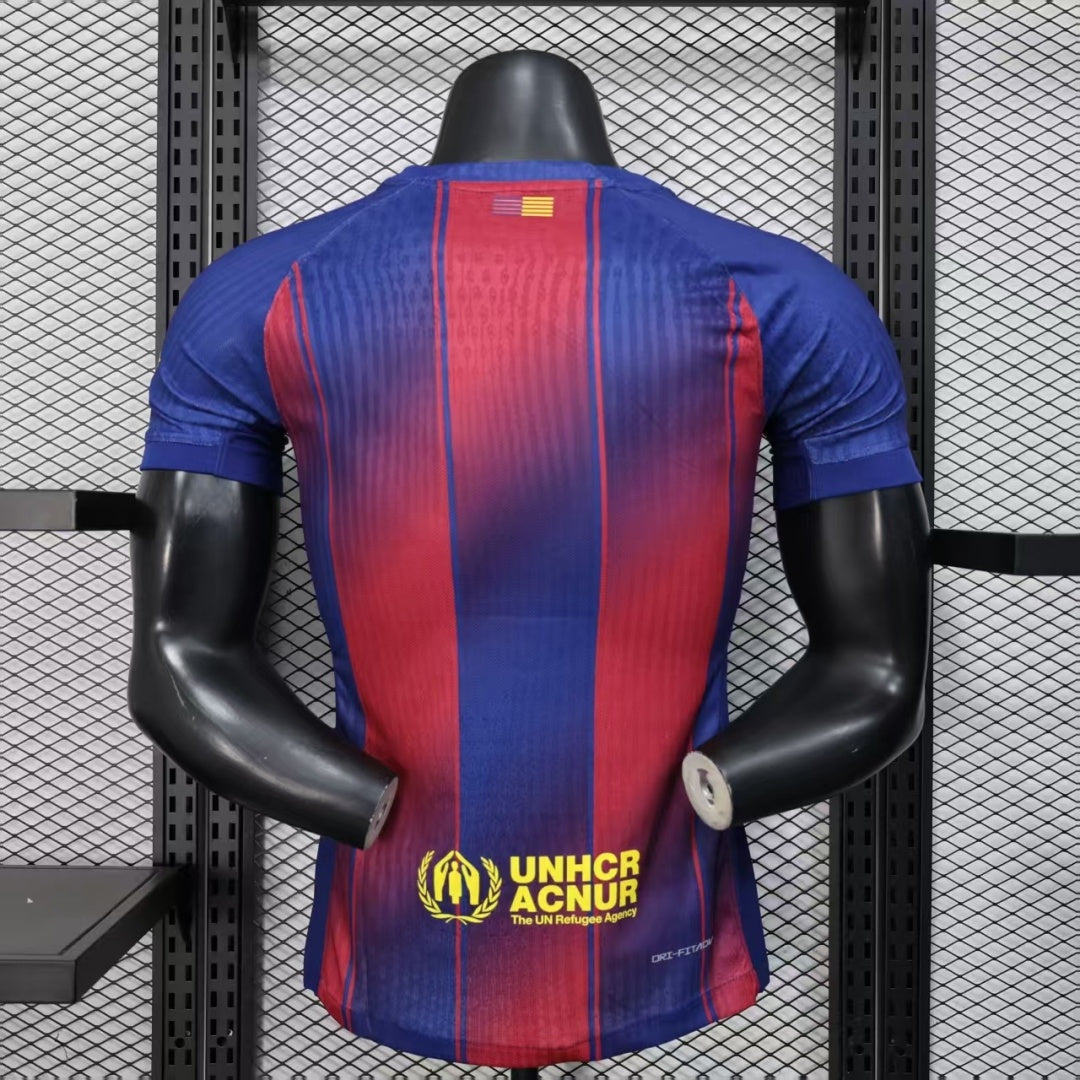 Jugador con la camiseta local del Barcelona (temporada 25/26)