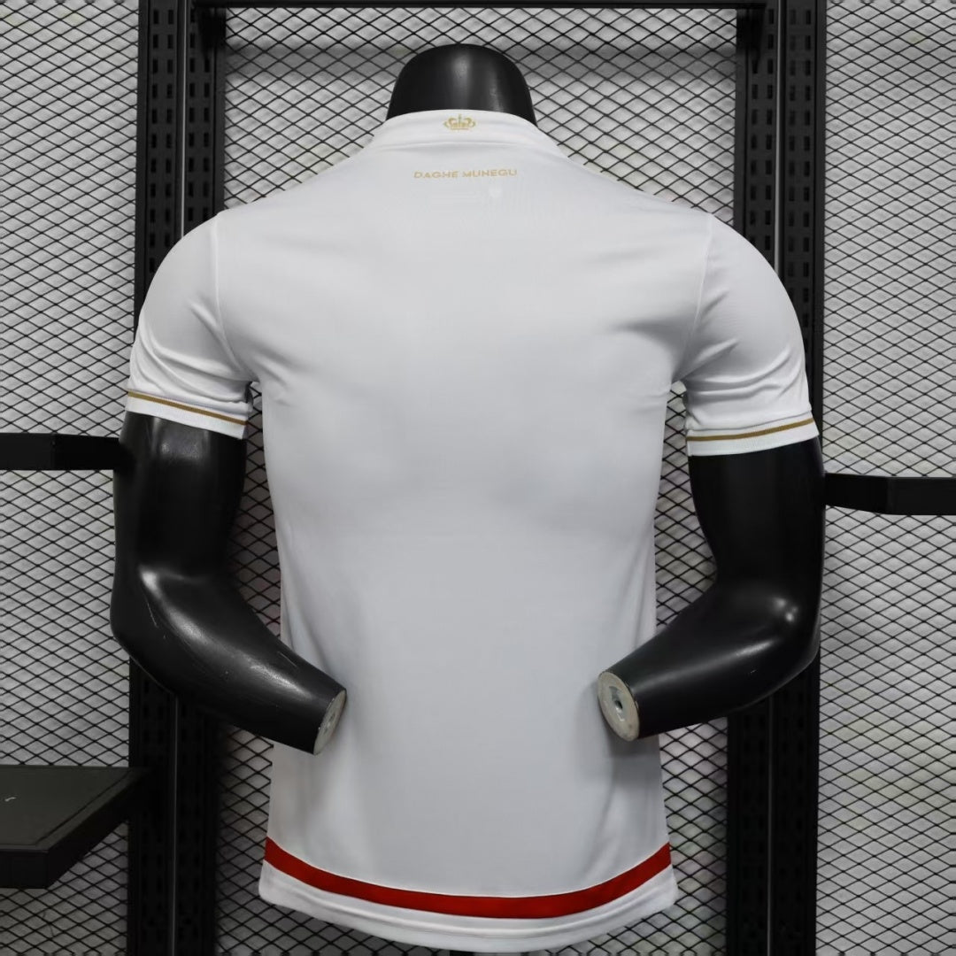 Jugador con camiseta local del Mónaco temporada 25/26