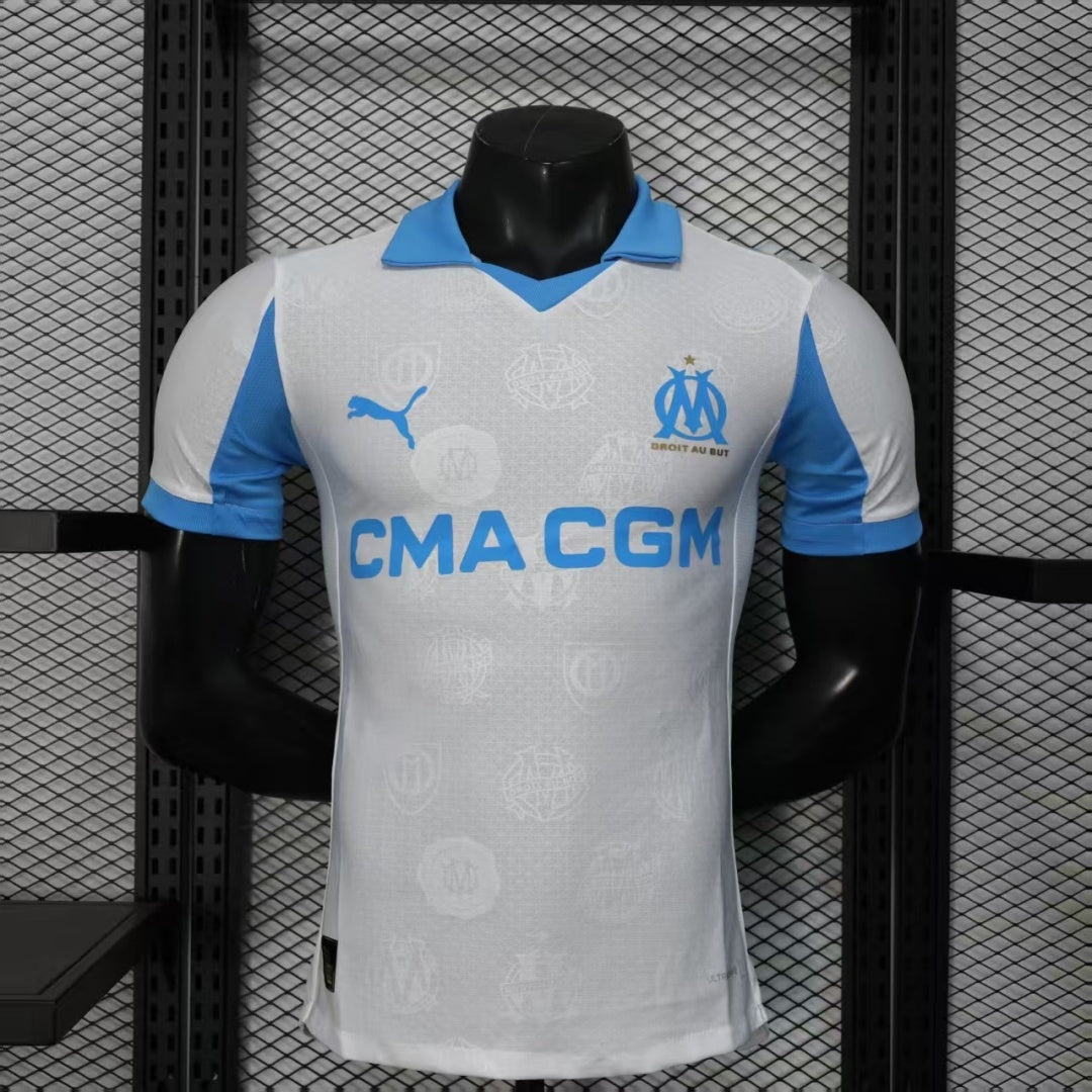 Jugador con la camiseta local del Marsella, temporada 25/26