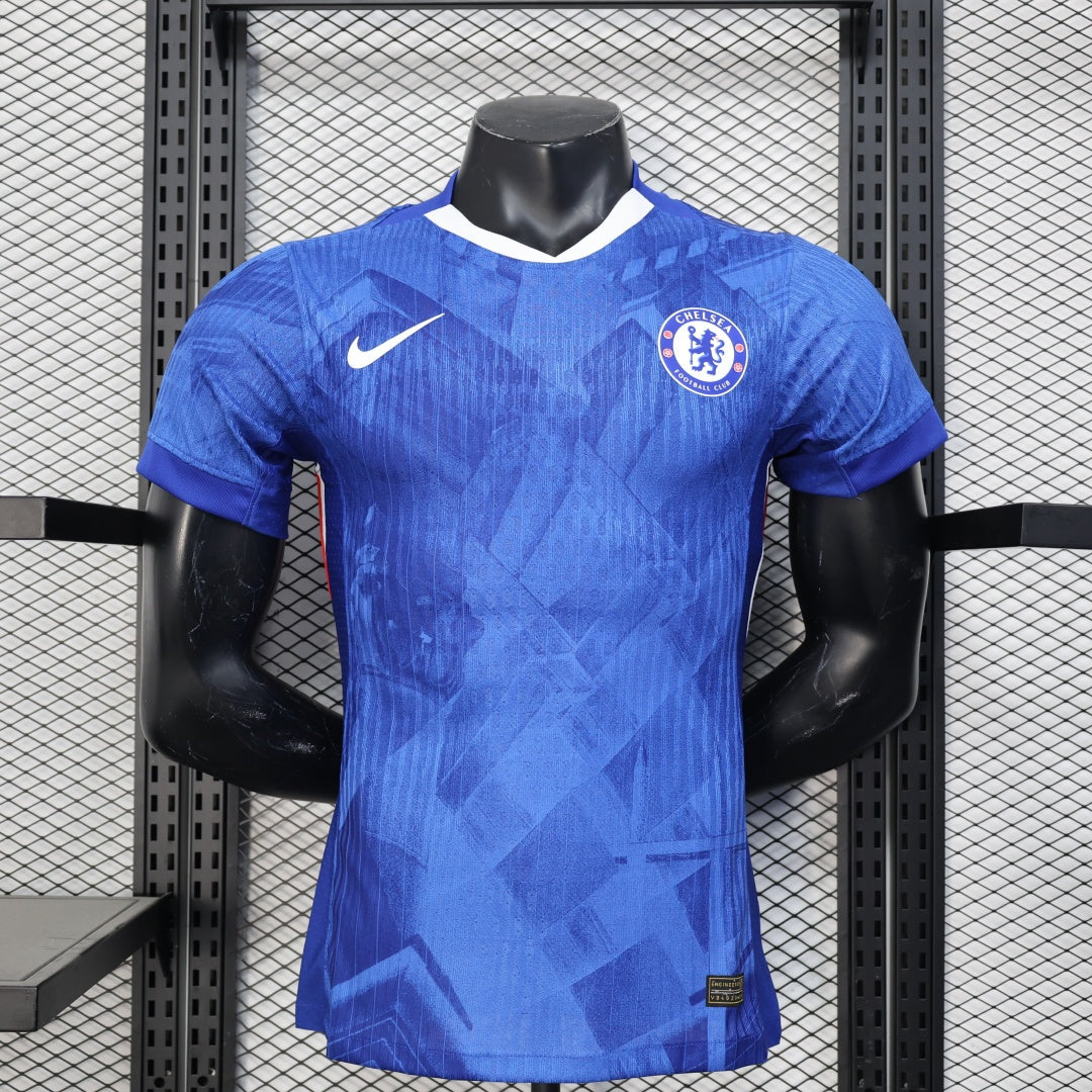 Jugador con camiseta de local del Chelsea temporada 25/26