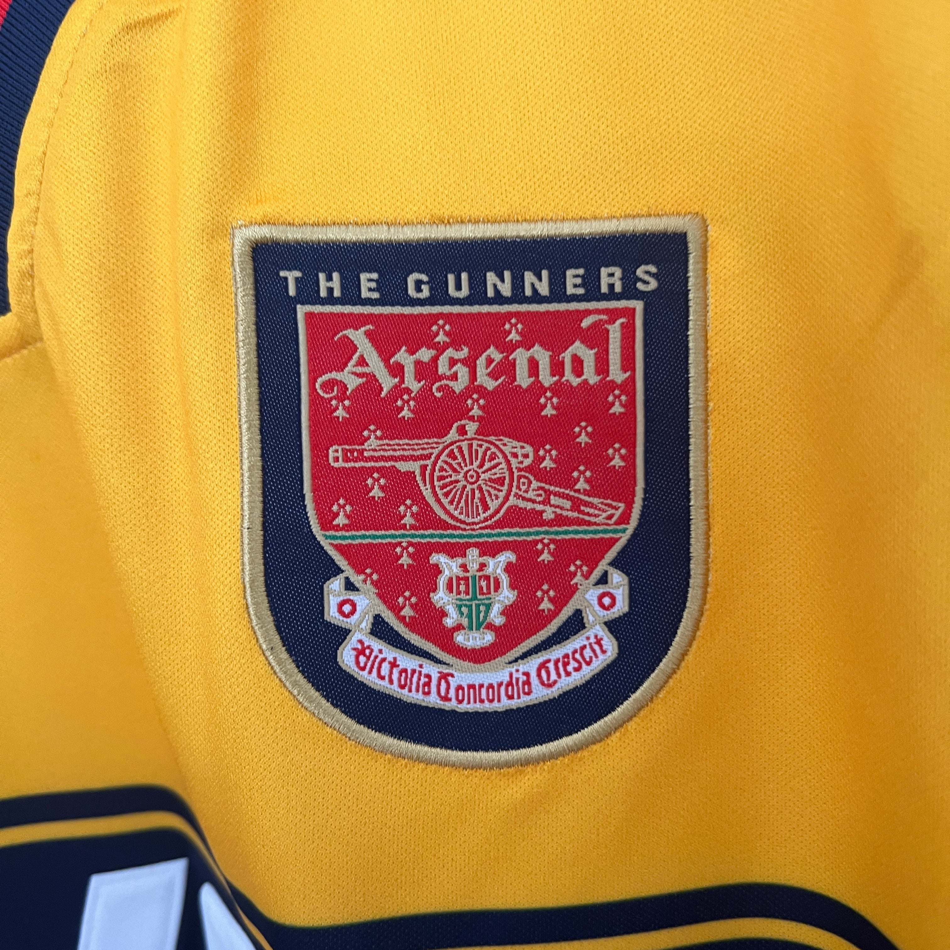 Camiseta retro de visitante del Arsenal de 1997