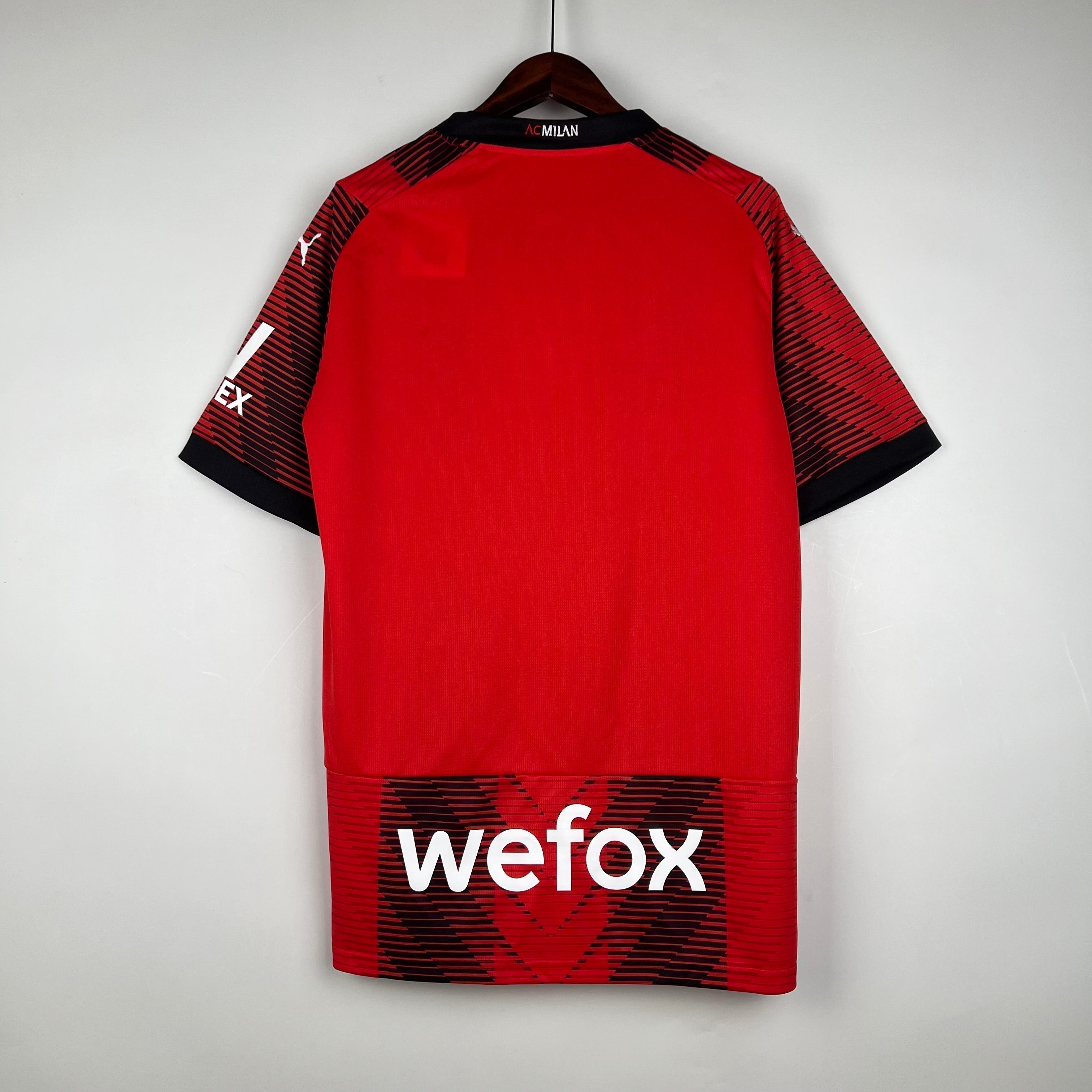Equipación local del AC Milan 2023/2024