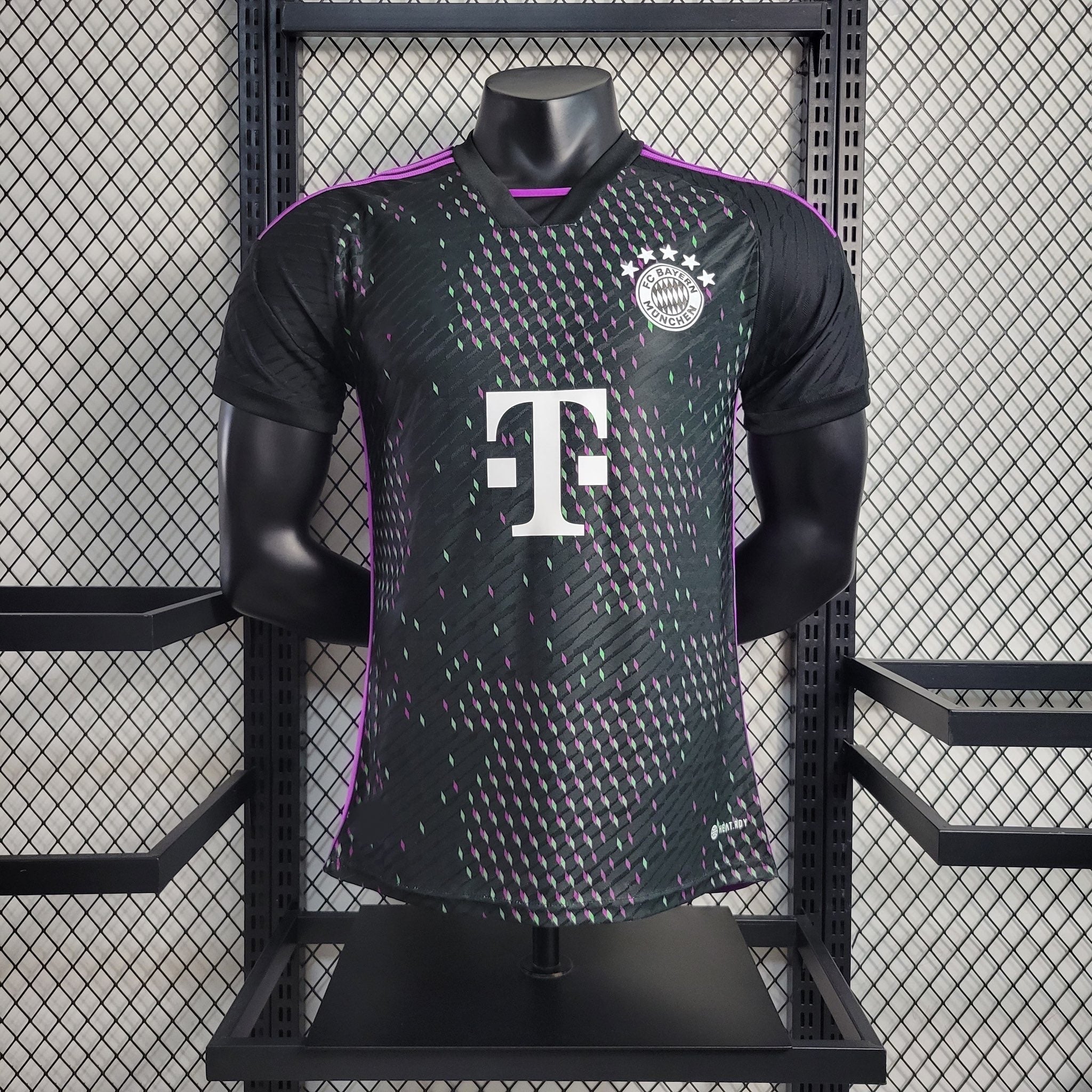 Equipación visitante del Bayern de Múnich (versión jugador) 2023/2024