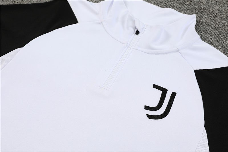 Equipación blanquinegra de la Juventus 2023-2024