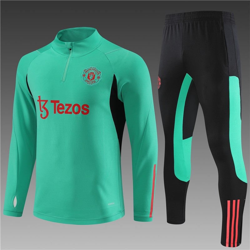 Conjunto turquesa y rojo del Manchester United 2023-2024
