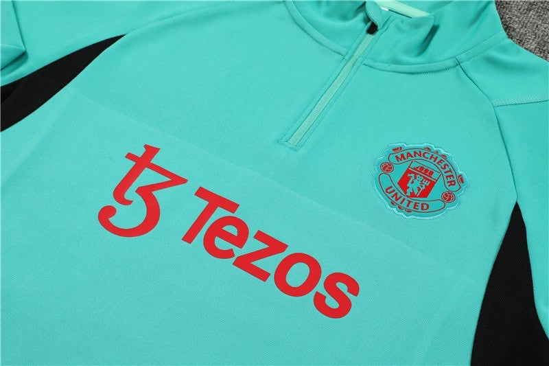 Conjunto turquesa y rojo del Manchester United 2023-2024