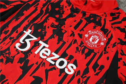 Equipación roja y negra del Manchester United 2023-2024