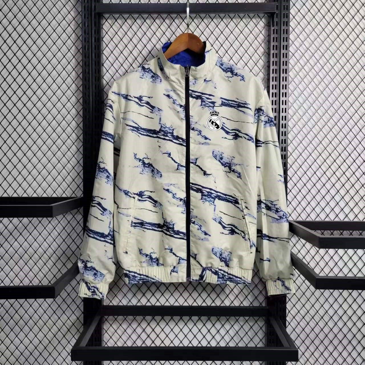 Chaqueta cortavientos del Real Madrid, color gris, temporadas 2023-2024.