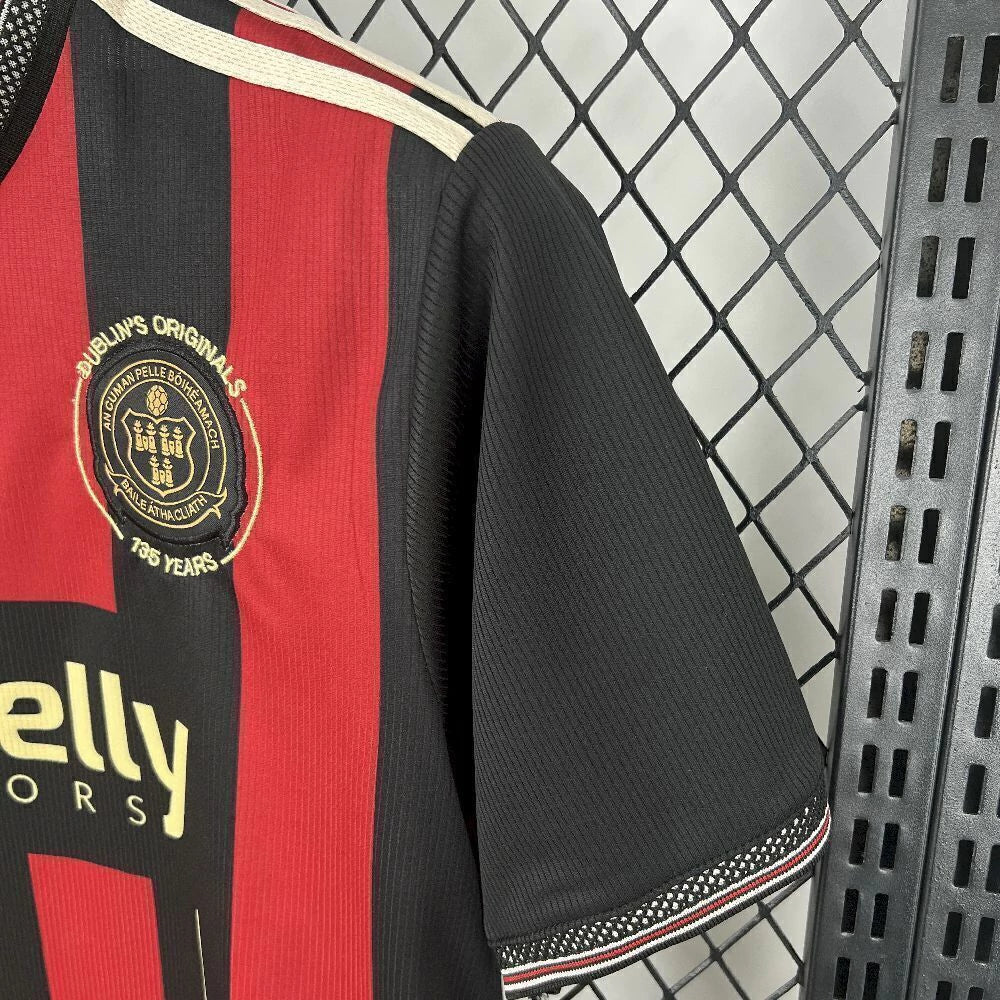 Camiseta local de los Bohemians 2025/26