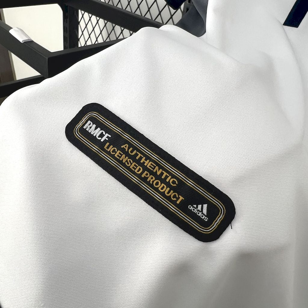 Camiseta retro del Real Madrid de la temporada 2000/01