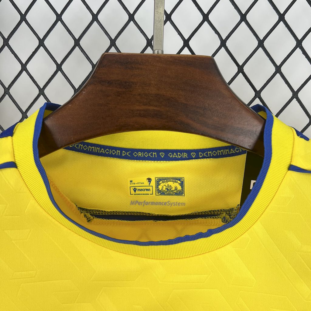 Camiseta local del Cádiz 2025/26