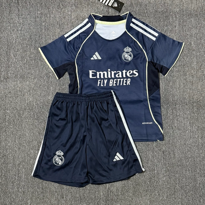 Equipación visitante infantil del Real Madrid 25/26