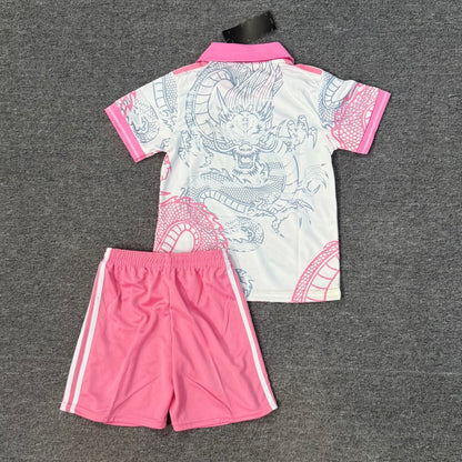 Conjunto infantil especial del Real Madrid 25/26: Polo rosa.