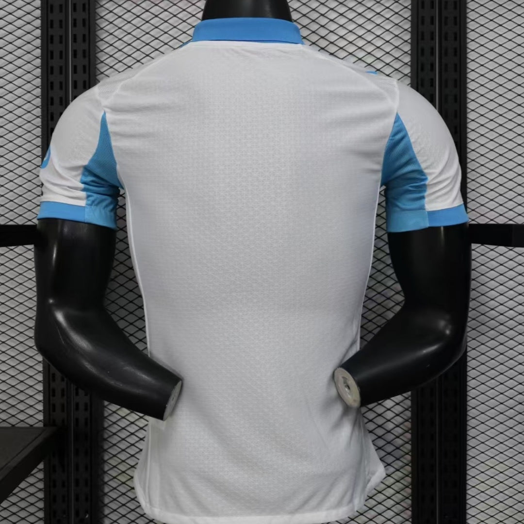 Jugador con la camiseta local del Marsella, temporada 25/26