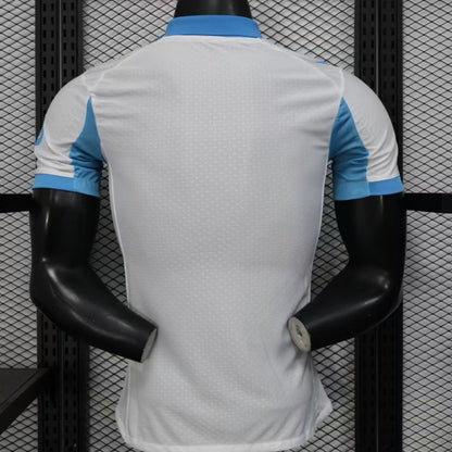 Jugador con la camiseta local del Marsella, temporada 25/26