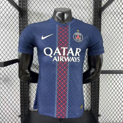 Jugador con camiseta local del PSG temporada 25/26